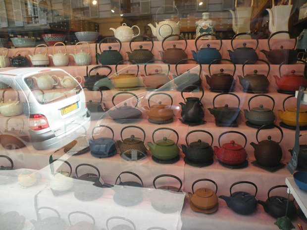  théières multicolores